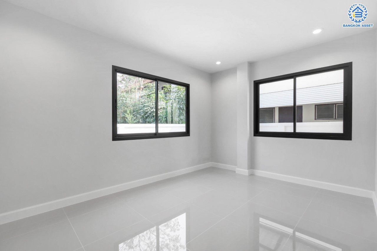 คฤหาสน์ตกแต่งใหม่ ดีไซน์สุด Luxury ม.กฤษดานคร18 บรมราชชนนี หลังมุม เนื้อที่ 77 ตร.ว. บนพื้นที่ใช้สอยมากถึง 320 ตร.ม. อีกระดับของฟังก์ชัน 6 ห้องนอน 2 ห้องน้ำ 1 ห้องอเนกประสงค์ จอดรถได้ 2 คัน บรรยากาศสุด Private บนทำเลศักยภาพเชื่อมต่อหลายเส้นทาง ใกล้เซ็นทรัลปิ่นเกล้า ม.มหิดล , ทางด่วน "กาญจนาภิเษก"...